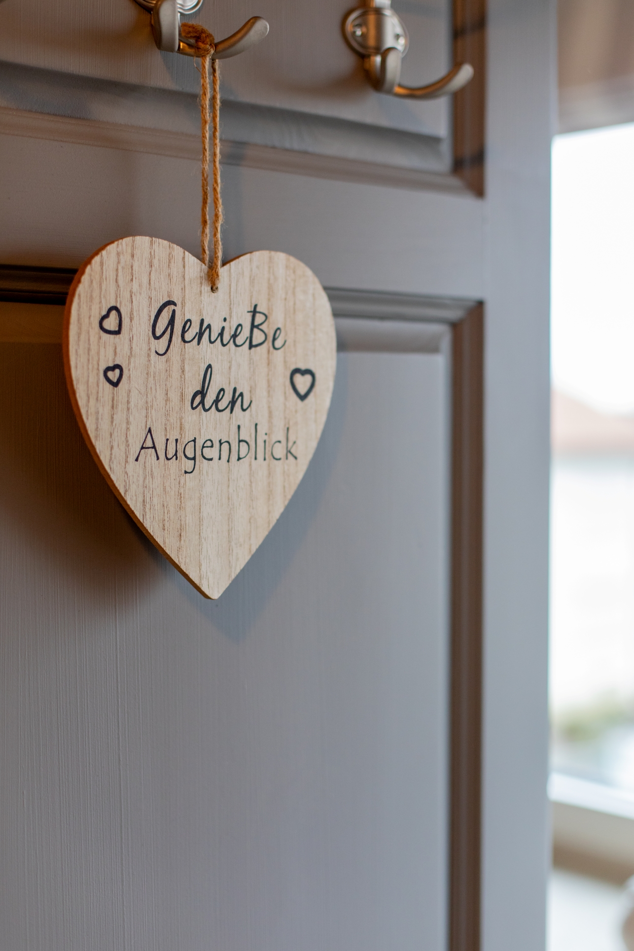 Schild auf welchem: Genieße den Augenblick steht.
